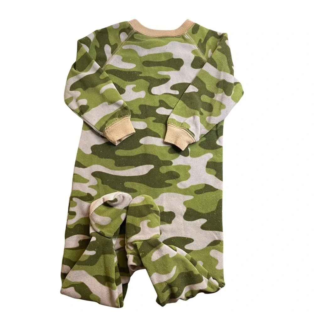 Carter’s 18 Month Footy Green and Black Camouflage Pajama’s PRELOVED pilling